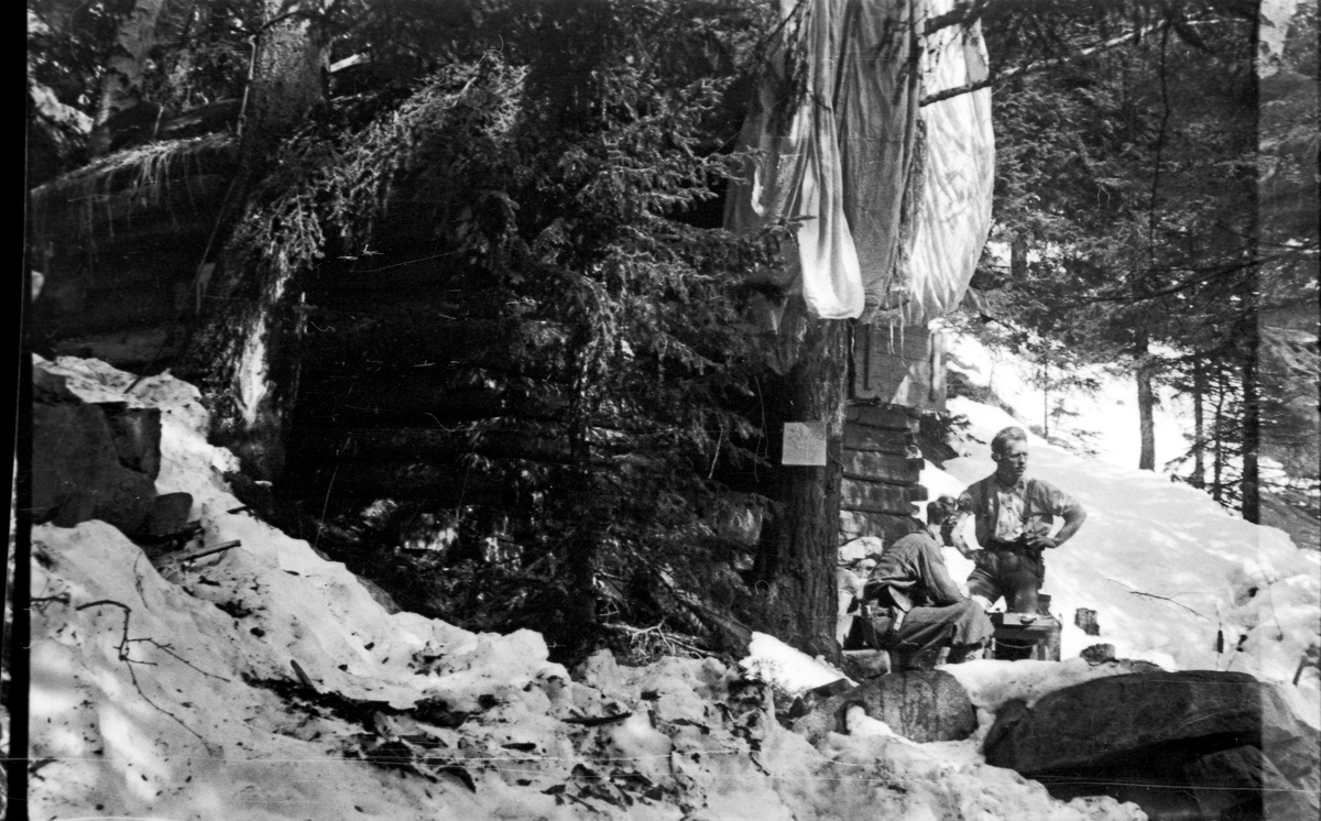 Radiotelegrafister i arbeid. Hytta, kalt Peisen, var dekningshytte for sabotører og motstandsmenn un