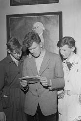 Elever ved Katedralskolen og rektor Asbjørn Øverås