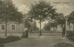 Vykort som visar Slottsgatan i Borgholm, någon gång i slutet av 1800-talet eller början av 1900-talet.