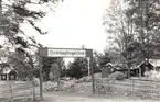 Den gärdsgårdsomgärdade entrén till Målilla Hembygdsgård som invigdes 1943.