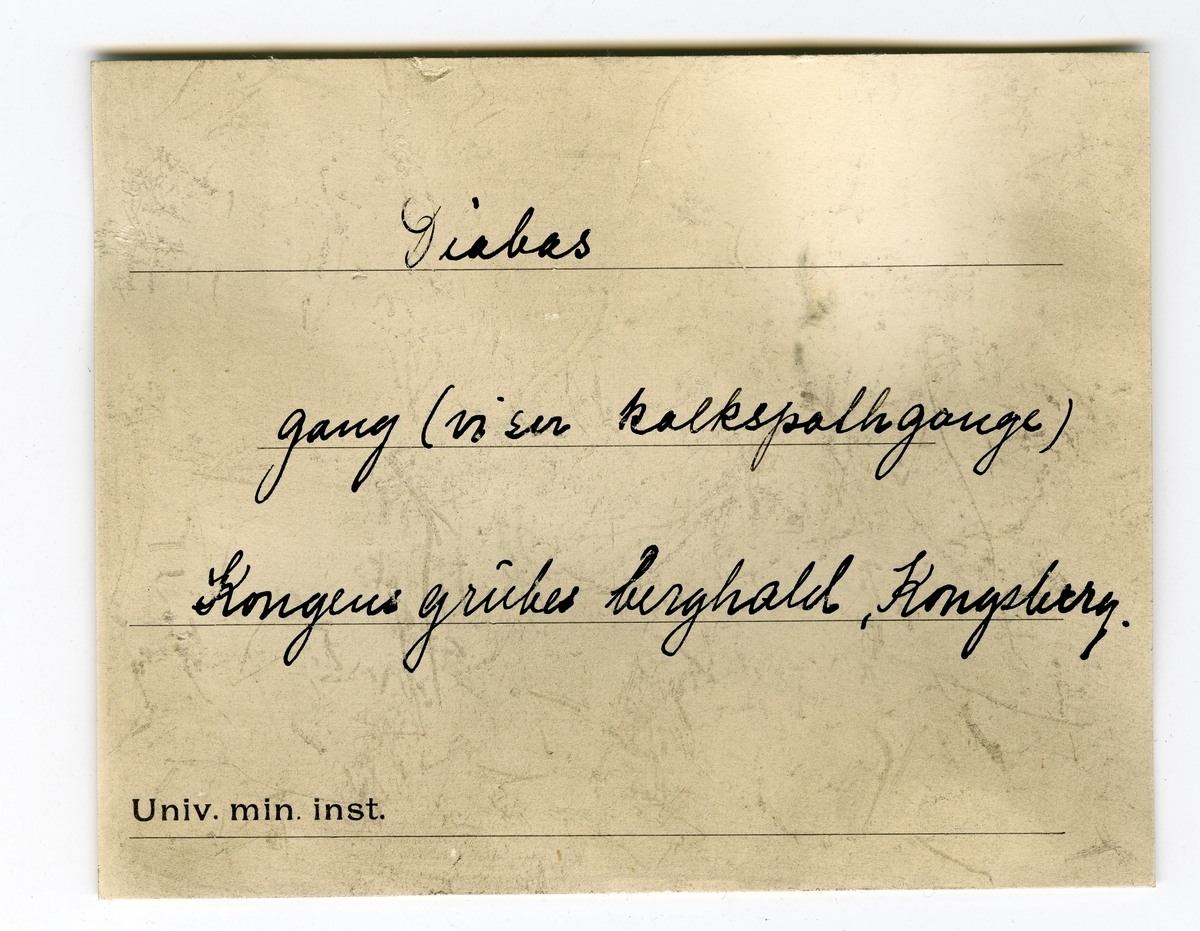 Fire prøver

To etiketter i eske:
Etikett 1:
Stykke av diabasgange (?) 
Kongens Gr.'s berghald
Viser Kalkspatgange

Etikett 2:
Diabas
gang (viser kalkspatgange)
Kongens grubes berghald, Kongsberg.