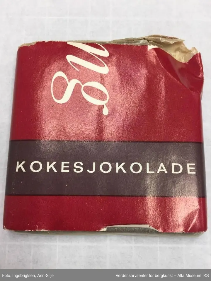 En halv plate med sjokolade. Originalemballasjen er fortsatt på.
