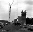 Här ser man hur Ölandsbron växer fram. Den började byggas 1968 och stod färdig hösten 1972. Bron byggdes från två håll och det var stora festligheter när man möttes mitt i Kalmarsund.