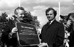 Ölandsbron invigs 30 september 1972. Vägverkets direktör visar upp den minnestavla som sedan sattes på en av pelarna på Svinö.