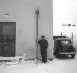 Okänd man visar upp ett föremål tillverkad i fabriken
Startade en fabrik i Strömsbro 1953