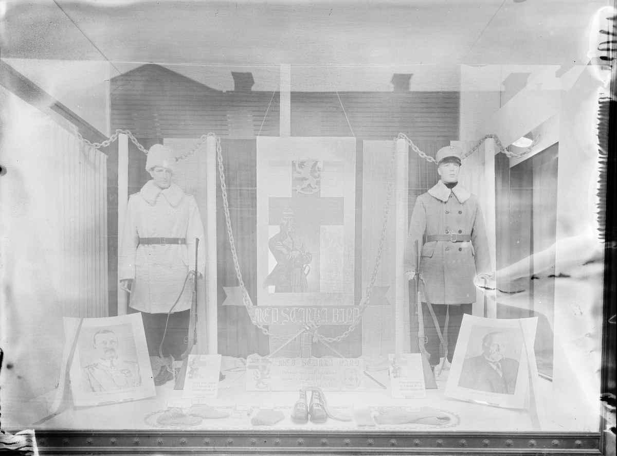 Lidholm Axel, Grosshandl.
Herrekiperingsaffär
Skyltfönster "Finland". "Nationalinsamling för Finland"

4 februari 1940

