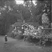 Furuviksparken invigdes pingstdagen 1936.

Folkdanslaget Furuviks Ungdomslag och Barnkabarén blev Furuviksbarnen

En liten beundrare