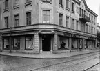 Myhras - Meeths i hörnet Norra Kopparslagargatan och Östra Nygatan.
Skyltfönster, 1 september 1939.