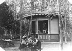 Kiosken i Boulognerskogen på 1890-talet. Boulognerskogen kom till år 1865 då Stadsträdgården förlängdes mot Kroknäs hage, som hade tillhört ett prästboställe. Där spelades krocket och tränades cykelåkning på 