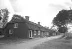 Tolvfors, Bruksgårdar. Under 1700-talets sista del byggde Carl Gustaf Söderhielm ut bruket. Väster om herrgården anlades en bruksgata med magasin, smedsgårdar och bodar.