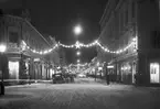 Drottninggatan i belysning

8 december 1937