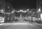 Drottninggatan i belysning

8 december 1937