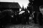 Vid uppvaktning av det blivande brudparet
restes i Gästrikland två stora granar på gården
dessa granar kallades KRYCKESTÅT

1930