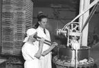 Pix konfektfabriken. 1947. Tillverkade Pixtabletten och andra välkända produkter. Pix har sin grund i firman Ericsson & Rabenius som 1897 började göra karameller, konfektyrer, marmelad och saft under ledning av Wilhelm Ericsson i lokaler på Söder. Ericsson & Rabenius var först i Sverige med att tillverka tabletter. Firman uppförde 1904 fabriks-lokaler vid Hantverkargatan, året efter började de första tabletterna för 