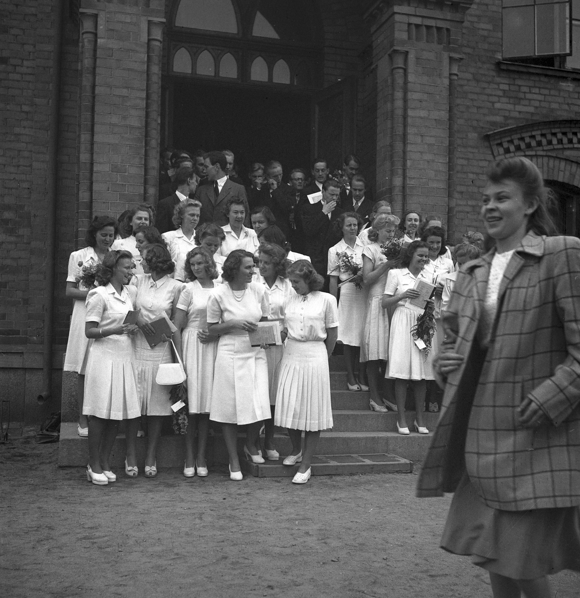 Seminariet examen för folkskollärare. 1947. Beställt av Elisabeth Gustafsson, Hultet Winnerstad, Motala. Åke Edfeldt, Marielund, Gagnef. Kjell Emanuelsson, Box 148, Dorotea. Sven-Eric Lindgren, Storgatan 43, Östersund. Reportage för Norrlands-Posten.