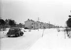 HSB. 1945. HSB en kooperativ bostadsrörelse i Sverige, landets största bostadskooperation för bosparande, planering, finansiering, byggande och förvaltning. Stod tidigare för Hyresgästernas sparkasse-och byggnads-förening, numera används enbart förkortningen. Den första föreningen bildades den 6 juli 1923 i bostads-nödens Stockholm. HSB-föreningarna är sammanslutna till HSB Riksförbund, bildat 1924 på initiativ av arkitekten Sven Wallander. HSB var banbrytande inom en lång rad områden. Bl.a de första daghemmen och de första sopnedkasten. HSB var banbrytande i utvecklingen av boendet. Redan på 1920-talet byggde HSB bostäder med badrum i varje lägenhet och gemensamma tvättstugor med moderna maskiner. För att rationalisera och minska byggkostnaderna infördes en särskild HSB-standard som fick stå modell för svensk standardisering av byggandet. Under efterkrigstiden utvecklade HSB en rad egna industriverksamheter som t. ex ett stenbrott för brytning av marmor i Kolmården och flera snickerifabriker. Dessa verksamheter avvecklades under 1980-talet. Fram till slutet av 1970-talet bedrev HSB småhusproduktion genom Borohus AB och man hade ett eget byggföretag, HSB Bygg AB, som avvecklades i slutet av 1990-talet samt ett vårdföretag Grannskapsservice AB som även det avvecklades i slutet av 1990-talet. HSB Bank som avlöste den gamla sparkassan bildades 1997 och såldes 2002. Bosparandet i HSB förvaltas numera av Swedbank.