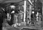 Direktör Erikssons dotter studenten Birthe Eriksson. Juni 1945.