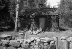 Vid stugan. Conny Söderström. Juni 1945.