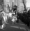 Brudparet Sundberg och Öberg, utanför kyrkan.        Juni 1945.