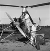 Svenska Shell AB fotograferat vid Avans flygfält. 1946. Bilden visar en autogiro.