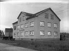 Interiör från Örbyhus syfabrik. Oktober 1944. År 1931 byggdes SABÖ  Syfabriks Aktie Bolaget Örbyhus syfabrik. Syfabriker i Örbyhus och Tierp båda i Uppsala län Tillverkar herr-och gosskläder, damkappor och dräkter samt skiddräkter. Varumärken: SABÖ och ÖRSY.