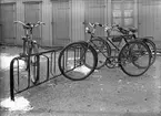 Cykelställ, december 1944. Portström  Smidesverkstad, Norra Fiskargatan 12, Gävle. Arvid Portström, bondpojke från Värmland född 1887. Kom till Gävle Kättingfabrik 1913. År 1918 startade Arvid Portström eget. I början av 1920-talet köpte han Ulrik Anderssons välkända smedja på Norra Fiskargatan 12 på Öster.