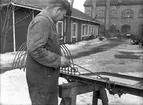 Tillverkning av räfsa. 18 mars 1945. Atsa AB.År 1897 grundades firman AB. Gefle Åkerredskap, firmanamnet  ändrades år 1931 till Atsa AB. Bolagets tillverkning utgörs av lantbruksmaskiner med mjölkningsmaskiner, separatorer, radsåningsmaskiner och hästräfsor som specialitet. Vidare tillverkades dragpressningsarbeten,. Tillverkningarna gick till en del i export. Arbetsstyrkan uppgår till ca 30 man.