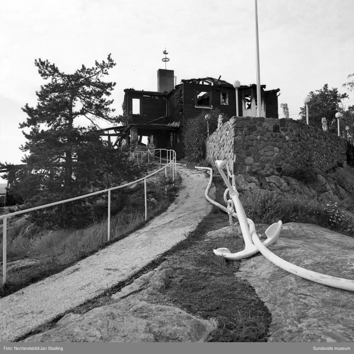 Bildserie på den brandskadade sommarrestaurangen Vindhem dagen efter branden som upptäcktes 03.53 en natt i augusti 1979.