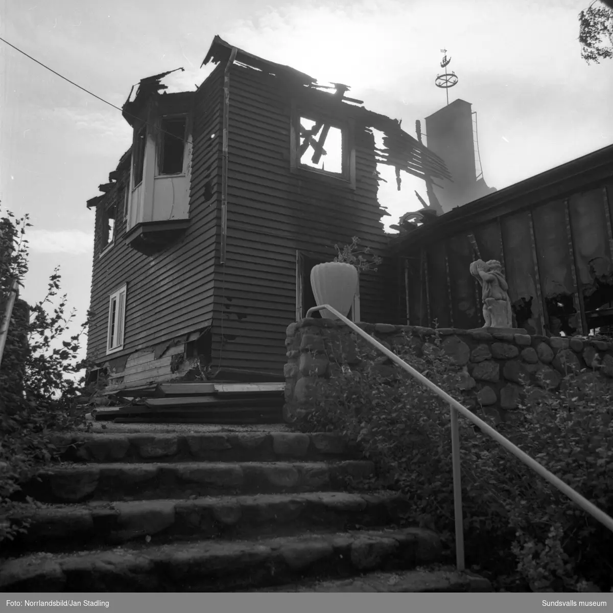 Bildserie på den brandskadade sommarrestaurangen Vindhem dagen efter branden som upptäcktes 03.53 en natt i augusti 1979.