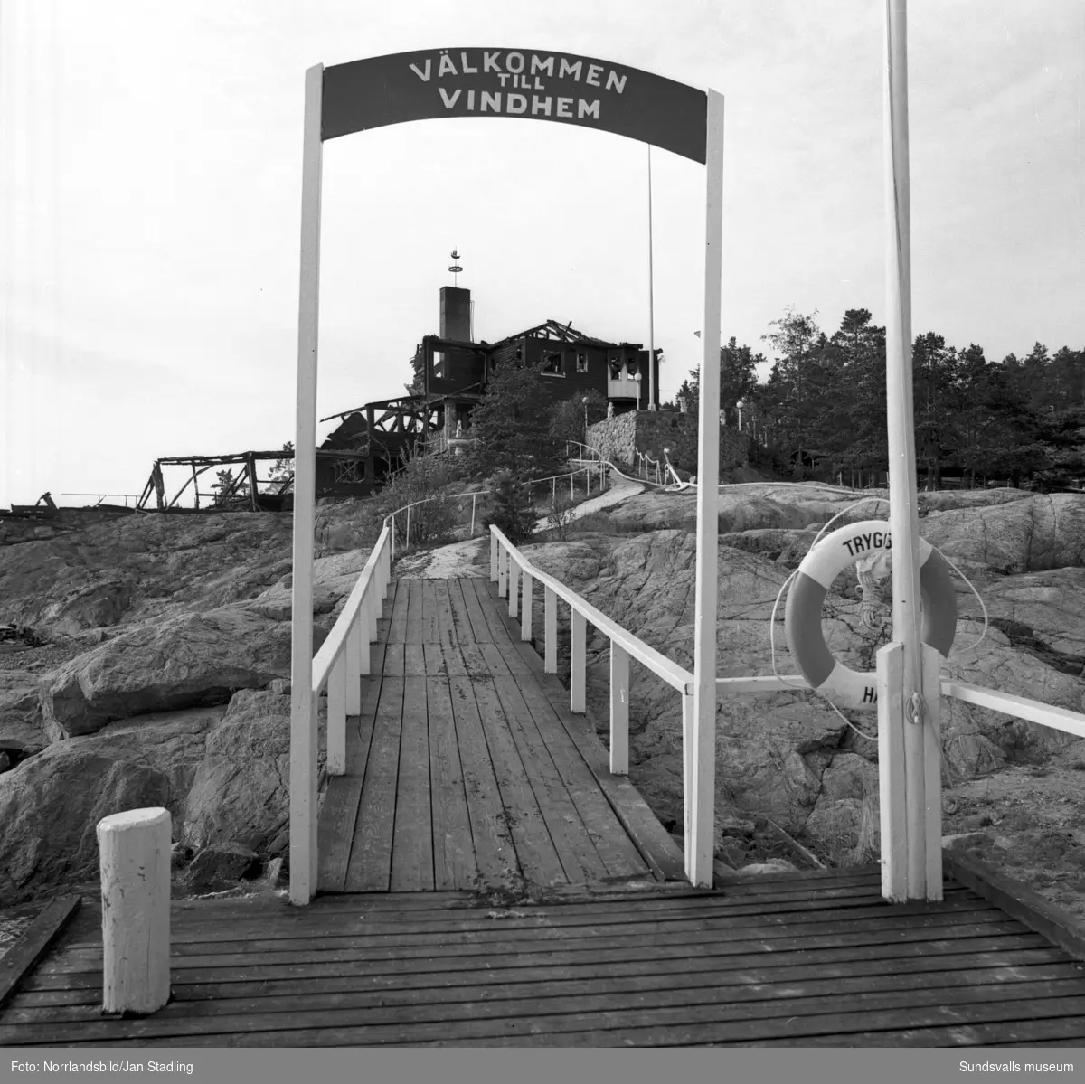 Bildserie på den brandskadade sommarrestaurangen Vindhem dagen efter branden som upptäcktes 03.53 en natt i augusti 1979.