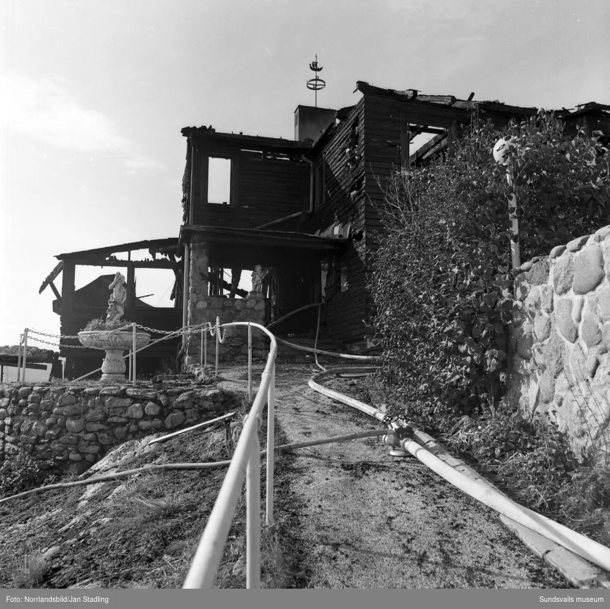 Bildserie på den brandskadade sommarrestaurangen Vindhem dagen efter branden som upptäcktes 03.53 en natt i augusti 1979.