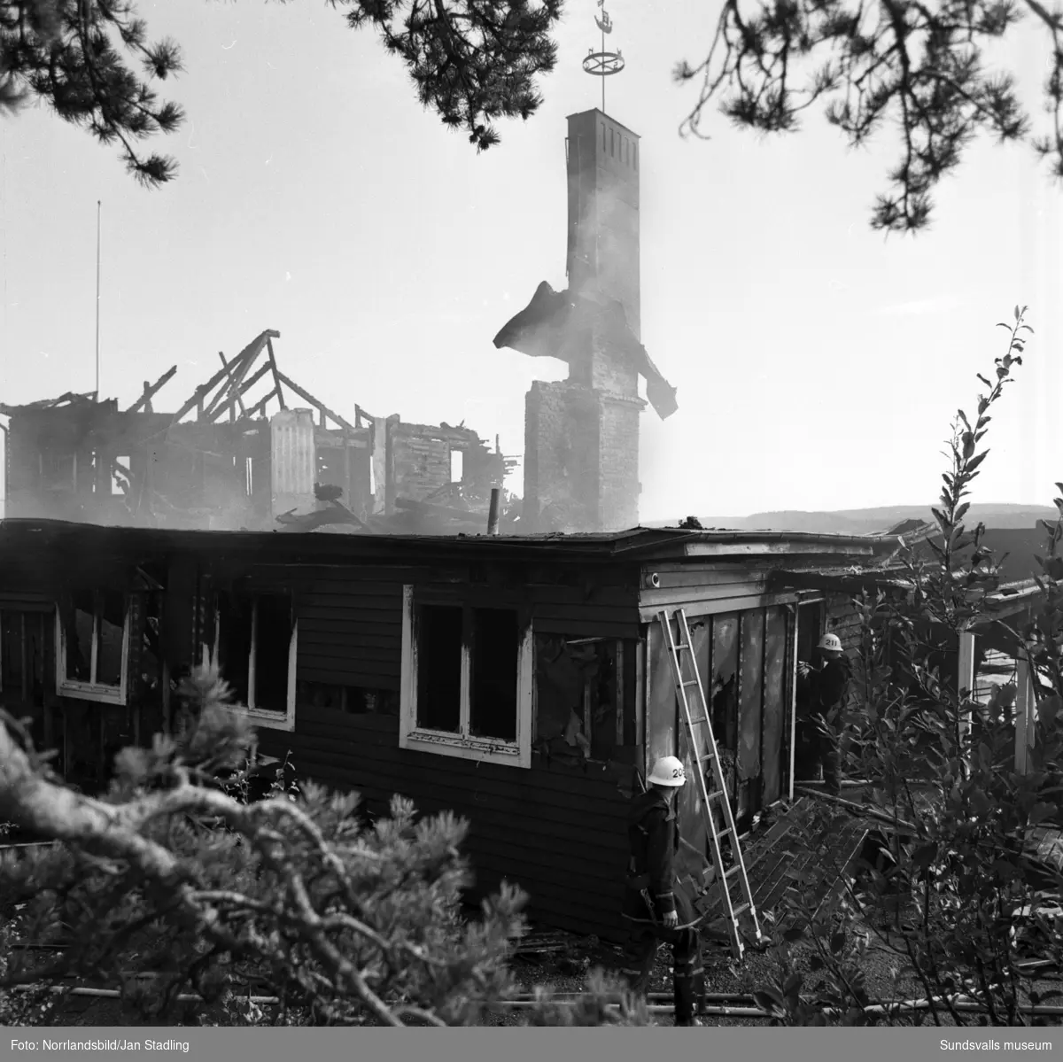 Bildserie på den brandskadade sommarrestaurangen Vindhem dagen efter branden som upptäcktes 03.53 en natt i augusti 1979.