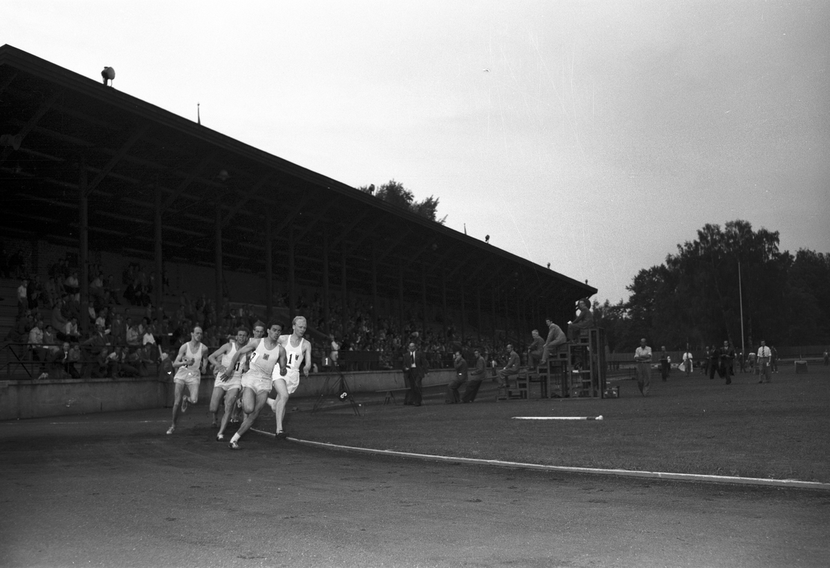 Distriktsmästerskap, allmän idrott på Strömvallen.          2 juli 1953.
