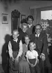 Borgmästare Yngve Bjerström med familj. Borgmästare i Gävle 1953 - 58. Flyttade till Jönköping 1959. Yngve Bjerström född 1902 död 1983.
Reportage från hemmet. 5 juni 1953.