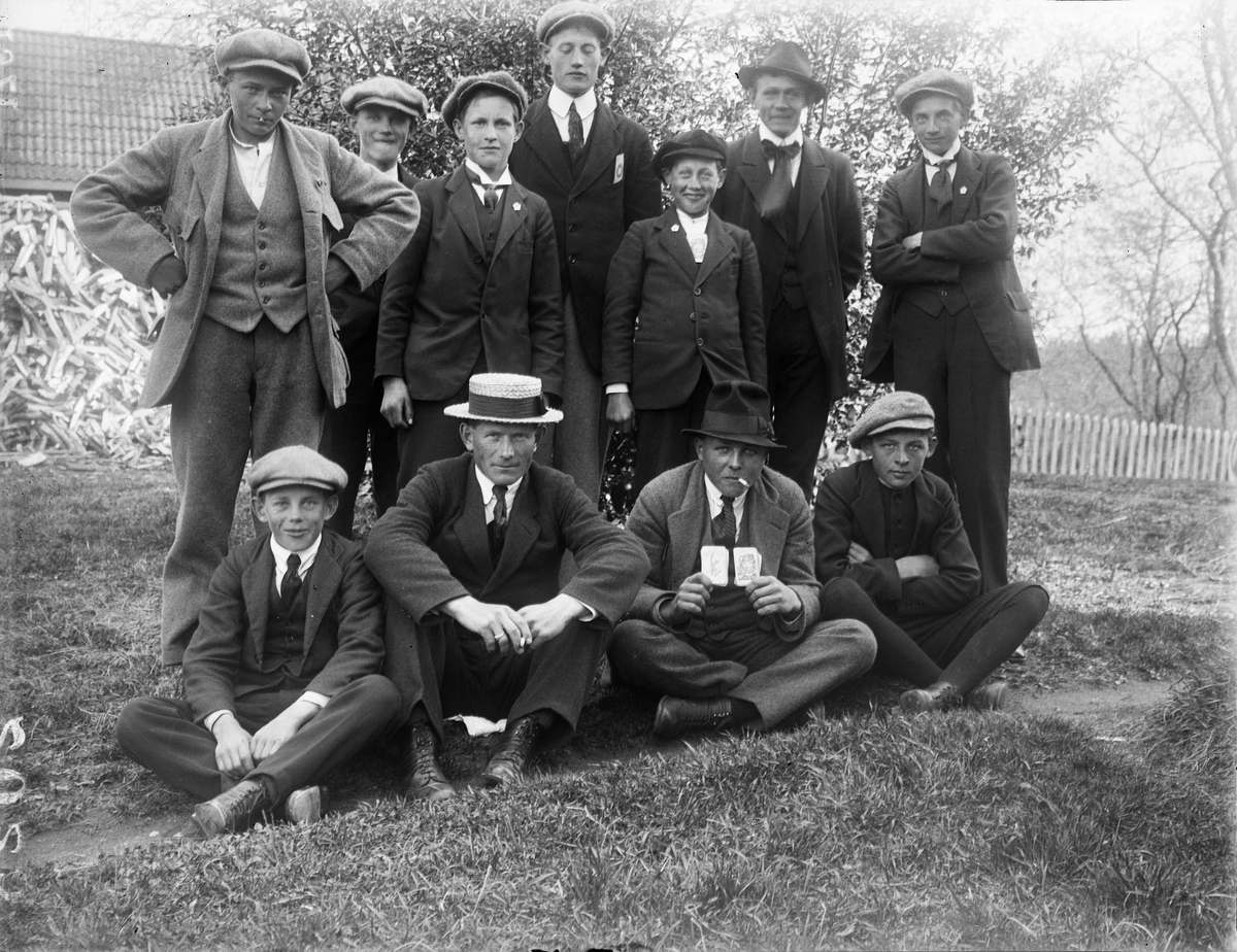 "Manne Skenning, Nisse Anderson, Erik Vallin, Alex Södergren, Elov Vallin, S. Skenning, S. Rollin, Hejmer Petterson, Johan Johanson, Albin Vidén, Holger Lindberg", Sävasta, Altuna socken, Uppland 1921