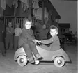 Forsbackareportage, 12 oktober 1953. Pojken i trampbilen heter Lars-Åke Öbrink 5 år och flickan som sitter på huven är Renate  Herzig 6 år,gift Heikkilä. Barnen i bakgrunden är längst till vänster Hansi Herberger. Flickorna til höger är Gun Thomasson, gift Hallin och Irene Hjalmarsson, gift Wallin.