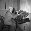 Radiotjänst. 30 november 1953. Stationsföreståndare Sven Bernholm vid kontrollbordet.