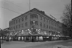 Konsum Alfa Varuhuset. Datum 2 januari 1950. Hörnet Drottningsgatan och Norra Kungsgatan.