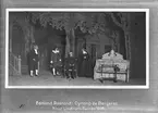 Edmond Rostand: Cyrano de Bergerac. Knut Lindroth-Turnén 1918. Kurt Lindroth. Född 1873, död 1957 Stockholm. Edmond Rostand. Född 1868, död 1918. Fransk författare och poet. Cyrano de Bergerac, dramatiker. Född 1619, död 1655. Fransk hjälte som var beryktad för sin fäktkonst, sin skaldekonst och sin anskrämliga näsa.