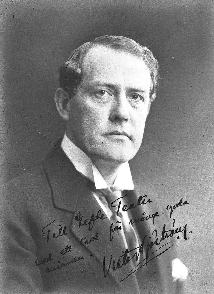 Victor Sjöström. Född 1879, död 1960. Filmregissör och skådespelare. Han regisserade mer än 50 filmer, de flesta stumfilmer. Skådespelare i fler än 40 filmer. Arbetade 1923-1930 i Hollywood, som regissör varefter det blev mer som skådespelare. Text på bilden: "Till Gefle Teater med ett tack för många minnen."