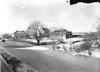 Brunnsgatan.
Söderhjelmska gården med Larssons Handelsträdgård.
Affär- och bostadshusen efter Södra Kungsgatan,
omkring 1940 talet.