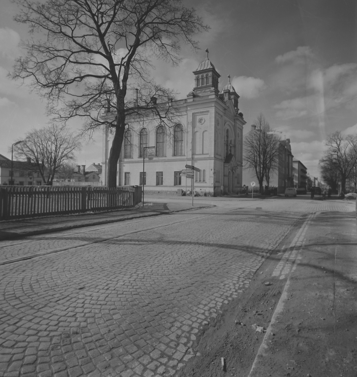 Sankt Petri kyrkan uppfördes 1895, korsningen Södra Kungsgatan och Kaserngatan. Kyrkan ritad av E.A. Hedin med två våningar, den övre inredd till kyrksal med stora avrundade fönster. Entréfasad mot Södra Kungsgatan med två torn.Kyrkan revs 1959.