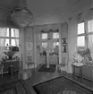 Interiör av bostaden. 5 december 1956.
Major Olsson, St. Esplanadgatan 9, Gävle.            
Telefon 026-13 43 38