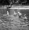 Simkurs, Kungsbäcks badet. År 1948. Kungliga Hälsinge Regement I 14 anlade 1944 ett friluftsbad med 50-metersbassäng, trampolin och bryggor i Valbobäcken. Badet användes in på 1960-talet.