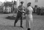 Lottagården invigningen. 15 september 1948. Norrlands Posten. Beställt av fru Tollerz. Gävle lottakår hus på Öster. Vid invigningen skänkte Gävle FBU-förening f d landstormsföreningen, en flagga till kåren. Den överlämnades av ingenjör C H Tollerz till kårchefen Kajsa Tollerz. Idrottslottan Britta Lindewall, hissade flaggan första gången med lottorna i stram givakt. Fastigheten omfattade bl.a goda förrådsutrymmen, flaggstång och fruktträd.