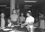 Norra Skolans gymnastikhus, skolbespisning en trappa ned. 22 september 1948.