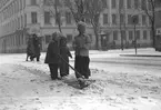 Den första snön. 26 oktober 1948. Bilden tagen vid korsningen Norra Centralgatan och Nygatan.