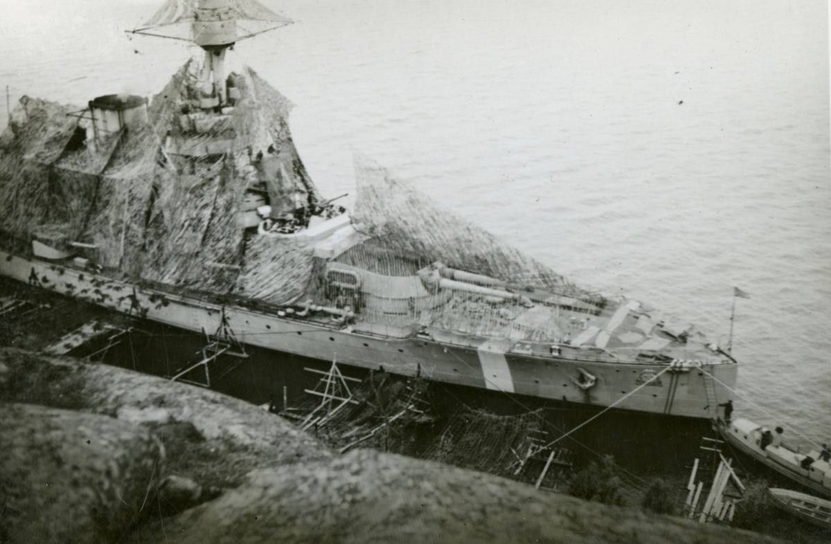 Gåva av Ingrid Jewrell änka efter  Bo Jewrell marinofficer.
Pansarskeppet Gustav V med kamouflagenät