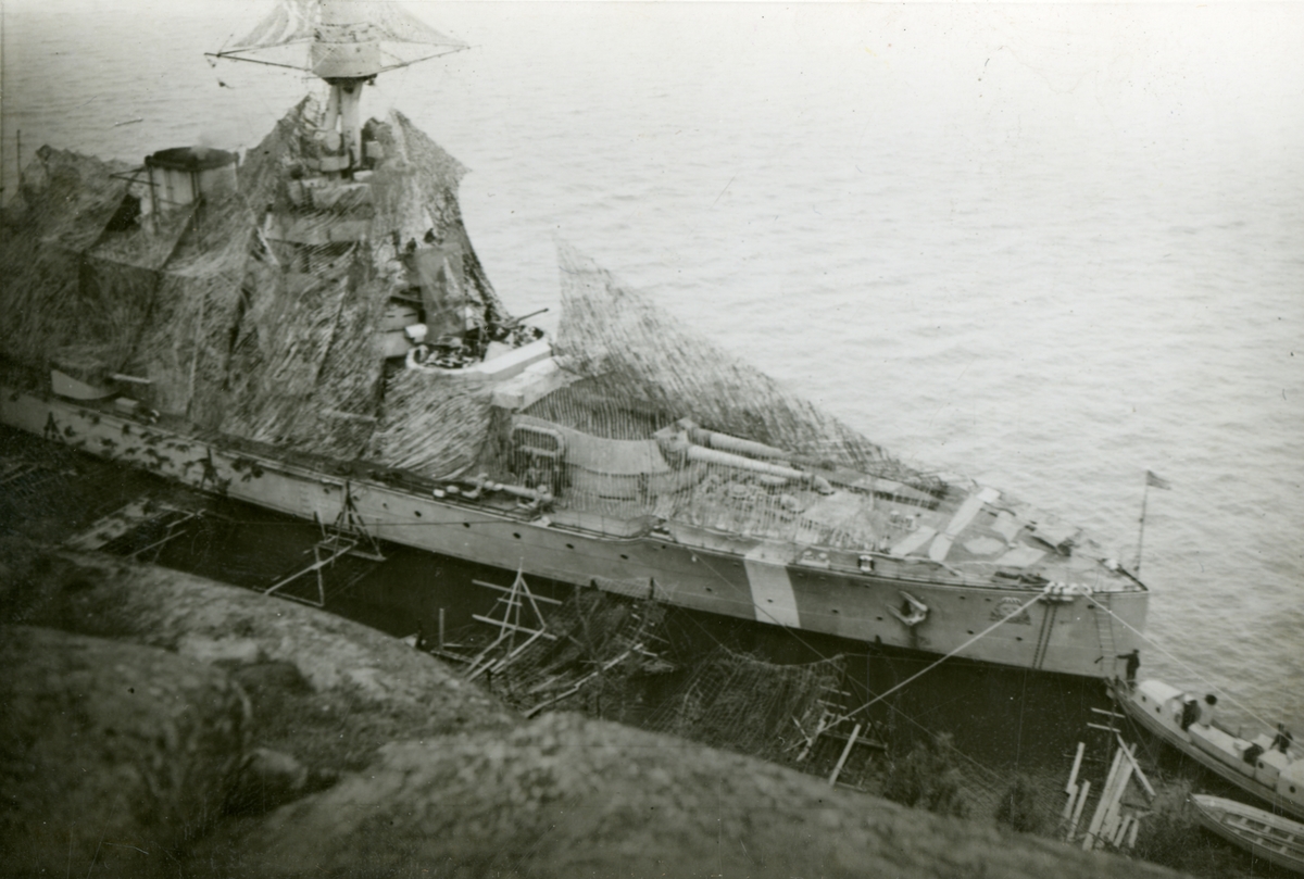 Gåva av Ingrid Jewrell änka efter  Bo Jewrell marinofficer.
Pansarskeppet Gustav V med kamouflagenät