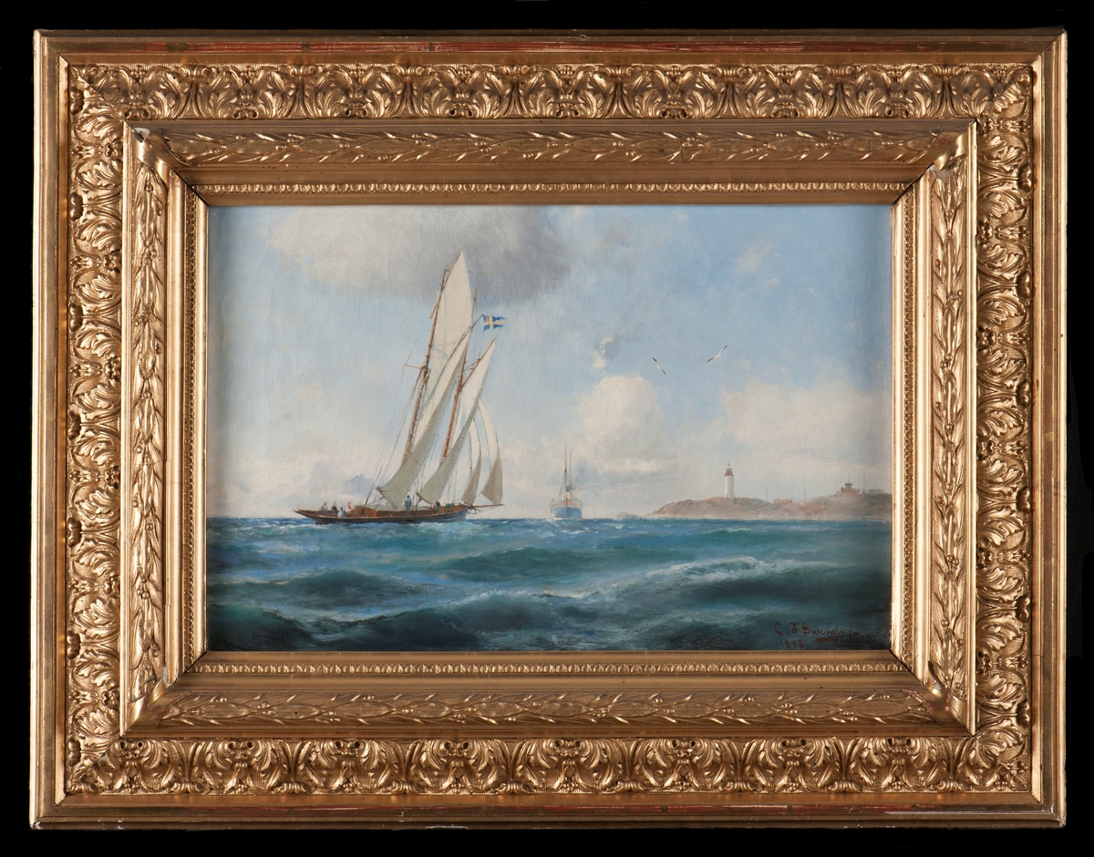 2-mastkutter, sedd mot styrtords låring, för öppen vind, förande örlogsflagg.
Mitt i bildfältet ångfartyg, t.h. Landsorts fyr.Duk i kilram.
Dagermått: 210 x 470 mm.